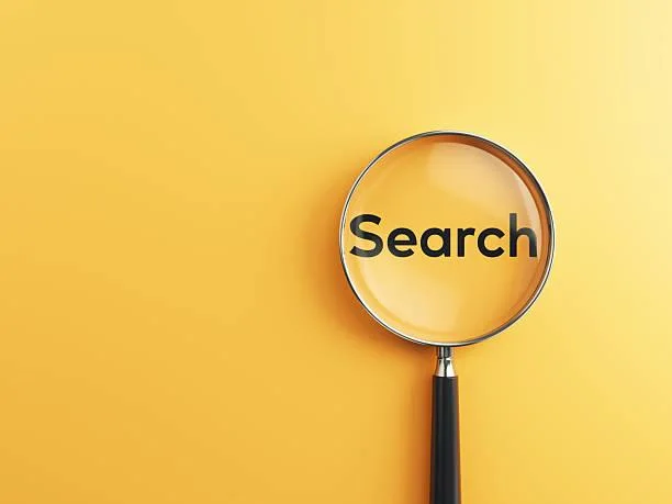 放大镜中的Search文字,象征关键词研究和谷歌SEO搜索优化