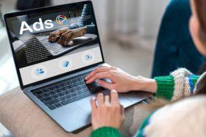 用户在笔记本电脑上浏览谷歌展示广告后台界面，分析广告投放数据与效果表现。