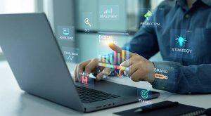 双手在笔记本电脑上操作并呈现SEO与搜索相关图标