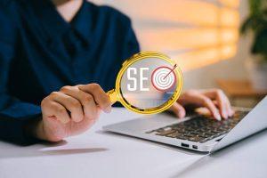 使用放大镜分析谷歌SEO关键词表现，提升网站搜索排名策略