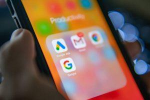 用户在手机上使用Google搜索本地服务,体现澳洲本地SEO的重要性