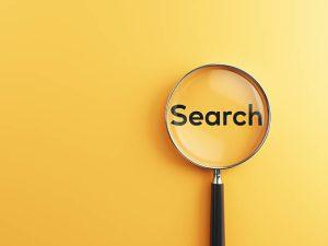 放大镜中的Search文字,象征关键词研究和谷歌SEO搜索优化